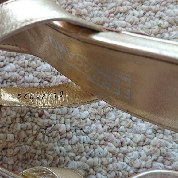 SALVATORE FERRAGAMO FLIP FLOPS LEATHER in GOLD - Picture 10 of 11